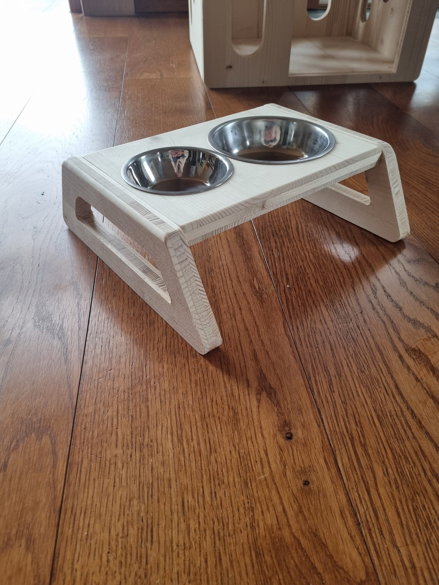 Leseno držalo za posodo